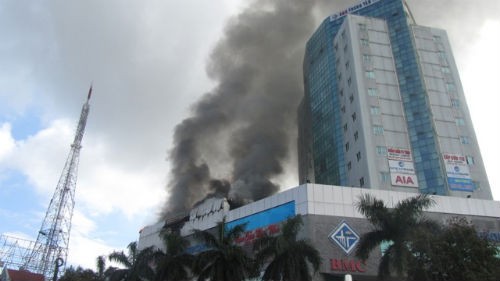 Tòa nhà xảy ra hoả hoạn là Trung tâm thương mại, khách sạn BMC, cao 17 tầng.